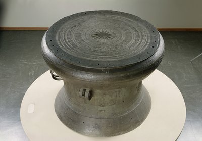 ड्रम, डोंग सोन शैली, दूसरी-पहली शताब्दी ईसा पूर्व (कांस्य) (232894 भी देखें) द्वारा स्कूल वियतनामी