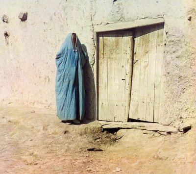 बुर्का पहने एक उज़्बेक या ताजिक महिला, c.1910 (रंगीन फोटो) द्वारा सर्गेई प्रोकुडिन गोर्स्की