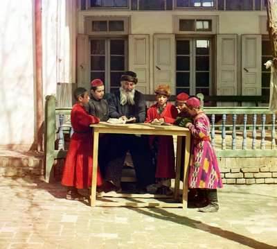 1905 और 1915 के बीच समरकंद, रूसी साम्राज्य के सामने एक टेबल पर एक शिक्षक के साथ यहूदी बच्चों का समूह द्वारा सर्गेई प्रोकुडिन गोर्स्की