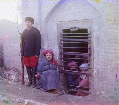 ज़िंदन (पारंपरिक मध्य एशियाई जेल गड्ढा) वर्दीधारी गार्ड के साथ, शायद बुखारा द्वारा सर्गेई प्रोकुडिन गोर्स्की