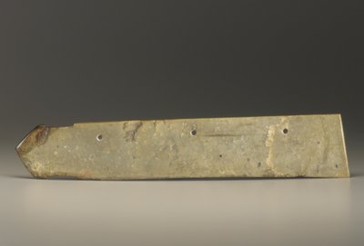 प्रकार के क्यूई (जेड) के बड़े क्लीवर के आकार की वस्तु द्वारा Shang Dynasty Chinese School