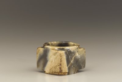 शॉर्ट ट्यूब (कॉनग) (जेड (नेफ्राइट)) द्वारा Shang Dynasty Chinese School