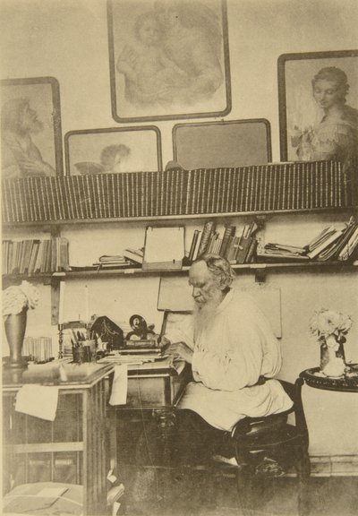 रूसी लेखक लियो टॉल्स्टॉय काम पर, 1890 के दशक में द्वारा सोफिया एंड्रीवाना टॉल्स्टया