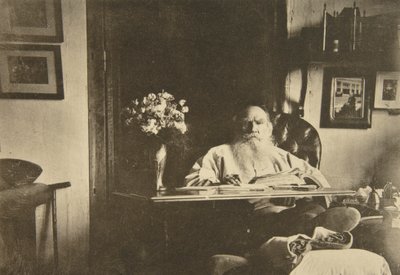 रूसी लेखक लियो टॉल्स्टॉय एक बुरे पैर के साथ, रूस, 1908 द्वारा सोफिया एंड्रीवाना टॉल्स्टया