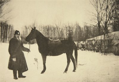 रूस के लेखक लियो टॉल्स्टॉय एक घोड़े के साथ, यासनाया पोलीना, तुला, रूस, 1905 के पास। द्वारा सोफिया एंड्रीवाना टॉल्स्टया