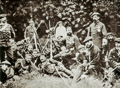 तीसरा कार्लिस्ट युद्ध (1872-1876): स्पेन के सिंहासन के दावेदार चार्ल्स डी बॉर्बन (1848-1909) (कार्लोस मारिया डी बोरबॉन और ऑस्ट्रिया-एस्टे या चार्ल्स VII), मैड्रिड के ड्यूक, अपने रक्षकों से घिरे। फोटोग्राफ लगभग १८७२-१८७६ द्वारा स्पैनिश फोटोग्राफर