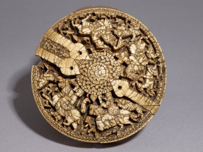 चार शिकारी और जानवरों के साथ सजाए गए एक कंटेनर से ढक्कन, उमय्यद अवधि, 998-999 ई। द्वारा स्पेनिश स्कूल