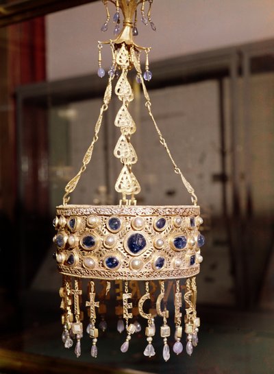 ग्वारेज़ार के खजाने से किंग रिकेश्विनथ (r.652-72) का वोट क्राउन, c.670 (सोना, रॉक क्रिस्टल, मोती और नीलम) द्वारा स्पेनिश स्कूल
