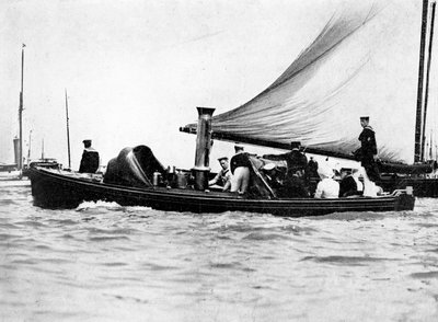 ए रॉयल एंड इंपीरियल पार्टी एट काउज़, 1910। द्वारा खेल और सामान्य