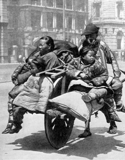 एक गाड़ी पर चीनी परिवार, 1936। द्वारा खेल और सामान्य