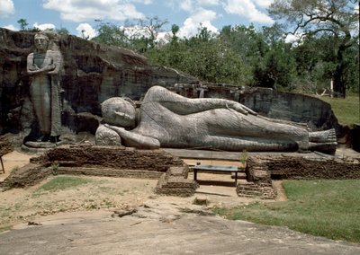 झुकी हुई छवि, जिसमें बुद्ध के परिनिर्वाण, मूर्तिकला, गल विहार के मंदिर को दर्शाया गया है द्वारा श्री लंका