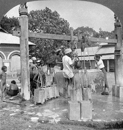 सार्वजनिक पानी के कुएं, मंडालय, बर्मा, 1908। द्वारा स्टीरियो यात्रा सह