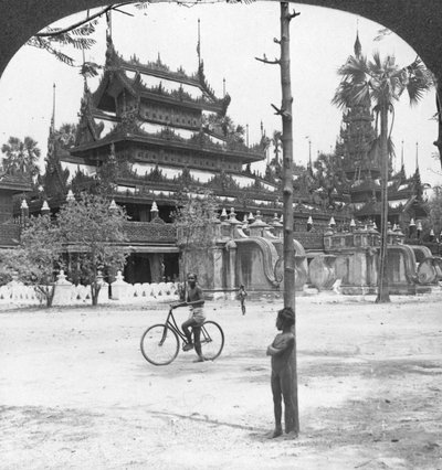 क्वींस गोल्डन मठ, मंडालय, बर्मा, 1908। द्वारा स्टीरियो यात्रा सह