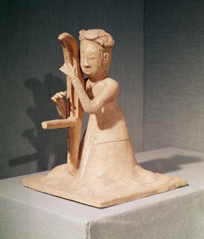 बैठा संगीतकार एक वीणा बजाता हुआ (चित्रित टेराकोटा) द्वारा Sui Dynasty Chinese School