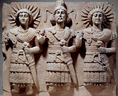पाल्मायरेन ट्रायड: बालशमिन, चंद्र देव और सूर्य देव के बीच स्वर्ग का स्वामी। पहली सदी के चूना पत्थर में कम राहत। पलमायरा, सीरिया से। सूर्य 0,6x0,72 मीटर पेरिस, मुसी डू लौवर द्वारा सीरियाई