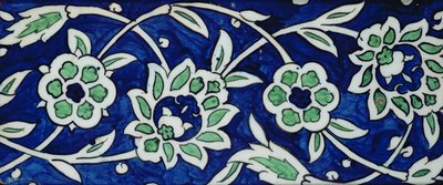 Peonies और rosettes के साथ टाइल (रंगीन अंडरलेग के साथ मिट्टी के बरतन) द्वारा सीरियाई स्कूल