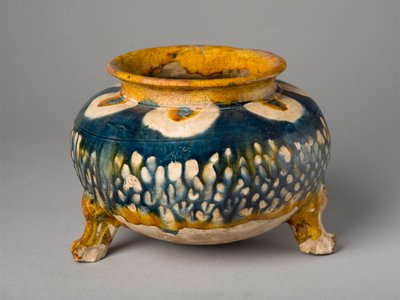 तीन पैरों पर कटोरा, हेनान प्रांत (मिट्टी के बरतन) द्वारा Tang Dynasty Chinese School