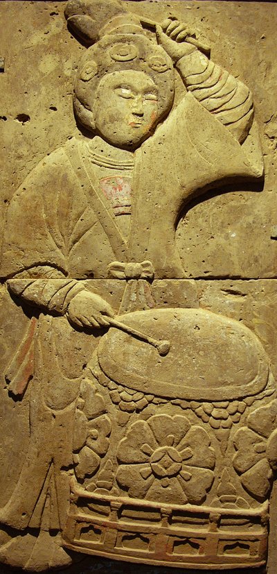 संगीतकार, तांग राजवंश (618-907) के साथ टेराकोटा स्टील, शानक्सी प्रांत में खोजा गया, जियान में स्टेल्स वन संग्रहालय। फोटोग्राफी, लियोनार्ड डी सेल्वा, चीन, 2006। द्वारा तांग राजवंश चीनी स्कूल