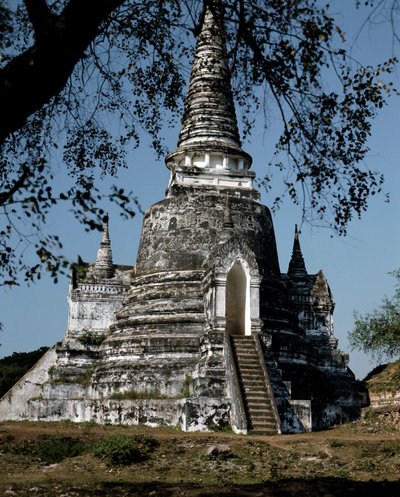 बौद्ध मंदिर का एक स्तूप द्वारा थाई स्कूल