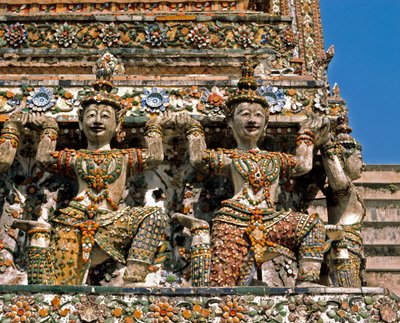 मंदिर के CCaryatids वाट अरुण द्वारा थाई स्कूल