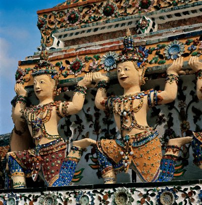 मंदिर के कैरेटिड्स वाट अरुण द्वारा थाई स्कूल