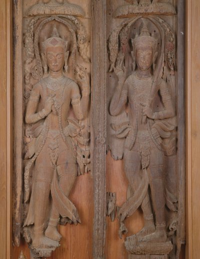 दो देव (लकड़ी) के साथ एक गेट का पैनल द्वारा Thai School