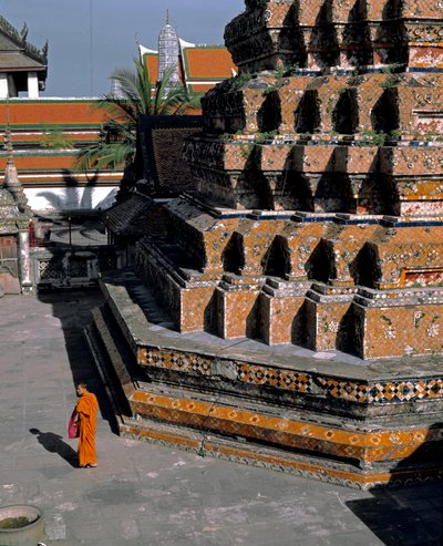 लेटे हुए बुद्ध के मंदिर का दृश्य, c.1700 द्वारा थाई स्कूल