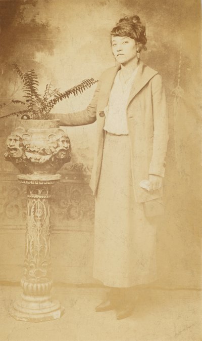 एक महिला का फोटोग्राफिक पोस्टकार्ड, 1918-1930। द्वारा रेक्स फोटो स्टूडियो