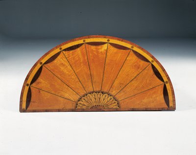 जॉर्ज III मार्कीट्री डेमी-ल्यून कमोड, c.1760-79 (साटनवुड, ऐमारैंथ और टिफ़िप) द्वारा थॉमस (attr.to) चिप्पेंडेल