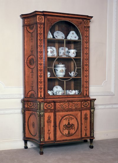 मेलबर्न हाउस, पिकाडिली (अब अल्बानी), c.1773 (साटनवुड और महोगनी) के लिए 1 विस्काउंट मेलबॉर्न द्वारा कमीशन की गई अलमारियाँ की एक जोड़ी द्वारा थॉमस चिप्पेंडेल