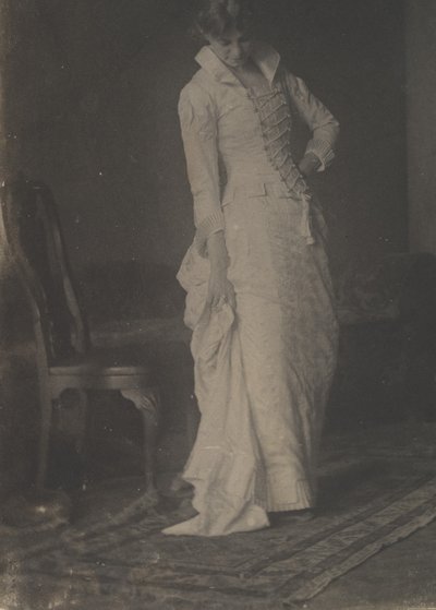 [थॉमस एकिन्स के स्टूडियो में सफेद लेस-चोली पोशाक में महिला], 1880, 1880। द्वारा थॉमस एकिंस