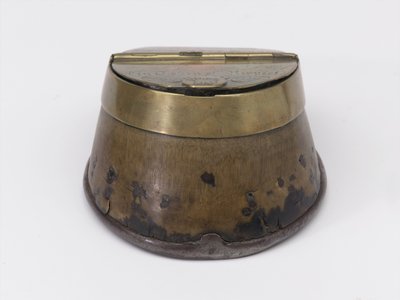 कैप्टन विलियम टायरविट ड्रेक, रॉयल हॉर्स गार्ड्स, c.1829 (इंकवेल, हॉर्स हूफ) से संबंधित हॉर्स होफ इंकवेल द्वारा थॉमस ली