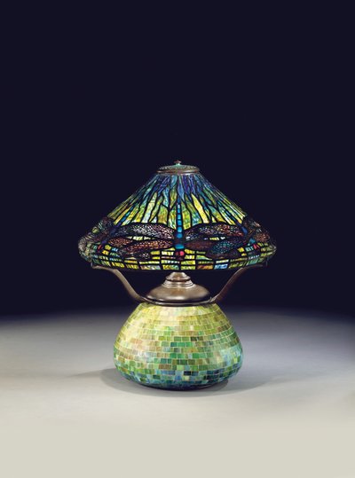 ड्रैगनफ़ली टेबल लैंप, c.1910 (लीडेड ग्लास और मोज़ेक) द्वारा टिफ़नी एंड कंपनी