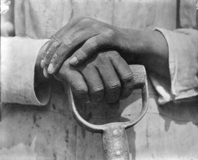 एक निर्माण श्रमिक, मेक्सिको, 1926 के हाथ द्वारा Tina Modotti