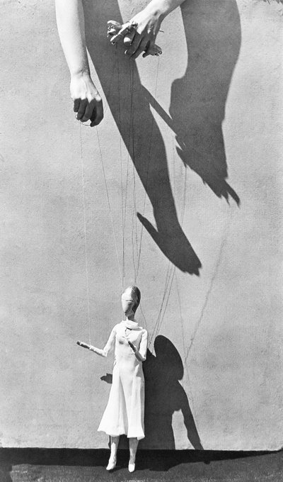 कठपुतली के हाथ, 1929 द्वारा Tina Modotti