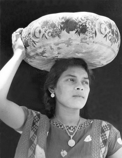 1929 में मेक्सिको के तेहुंतेपेक में महिला द्वारा Tina Modotti