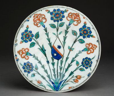 हथियारों के यूरोपीय कोट के साथ डिश, इज़निक वेयर, तुर्की, c.1570 (शीशे के नीचे पॉलीक्रोम के साथ पत्थर-पेस्ट) द्वारा तुर्की स्कूल