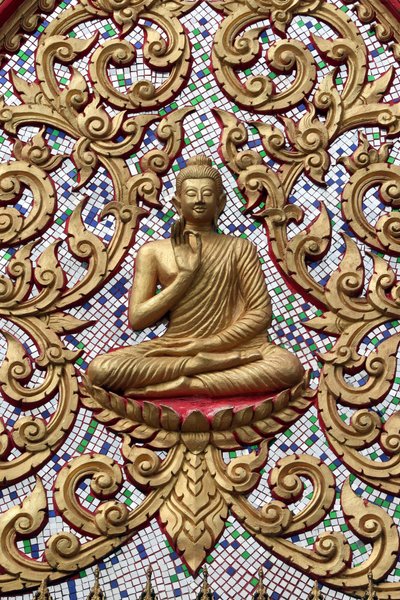 20151102, वांग विएंग, लाओस : प्रवेश द्वार सोने की राहत से अलंकृत। टीचिंग बुद्धा बुद्ध के जीवन में एक विशेष क्षण को दर्शाता है, अर्थात्, बुद्ध ने आत्मज्ञान तक पहुंचने के बाद दिया पहला उपदेश द्वारा अज्ञात