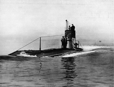 एक ब्रिटिश पनडुब्बी जो पानी की सतह पर चल रही है, 1914 द्वारा अज्ञात