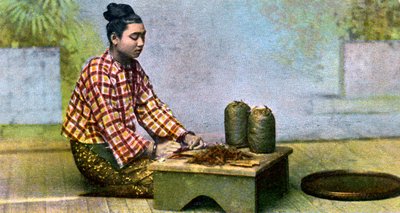 सिगार बनाने वाली एक बर्मी महिला, c1900s द्वारा अज्ञात
