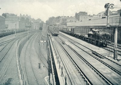 ए बिजी स्पॉट, 1922। द्वारा अज्ञात