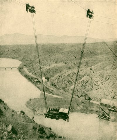 एक ठेकेदार इंजन एक घाटी, रियो ग्रांडे नदी, न्यू मैक्सिको, 1930 के आसपास स्वांग बन रहा है। द्वारा अज्ञात