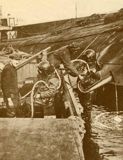 जर्मन कैसर से यूफोनियम और तलवारों के साथ एक गोताखोर, स्कापा में c1930 cuttled। द्वारा अज्ञात