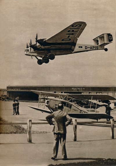 एक जर्मन जूनर्स क्रॉलर हवाई अड्डे पर पहुंचने वाले, c1934 c1937 द्वारा अज्ञात