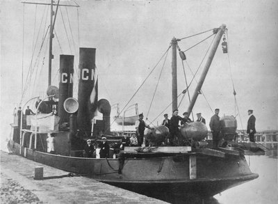 एक जर्मन खदान की परत 1914 में डेक पर तैयार उसकी खानों के साथ बंदरगाह जा रही थी द्वारा अज्ञात