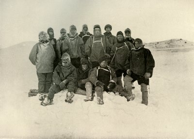 विंटर क्वार्टर में शोर पार्टी का एक समूह, c1908, 1909। द्वारा अज्ञात