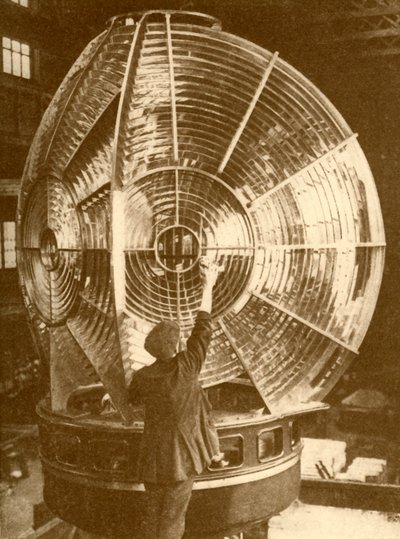ग्रुप फ्लैशिंग लेंस के साथ एक लाइटहाउस लालटेन, c1930। द्वारा अज्ञात