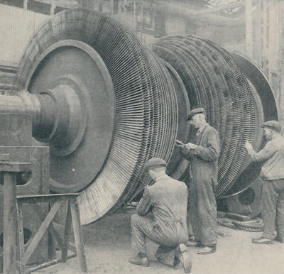 क्वीन मैरीज़ लो-प्रेशर टर्बाइनों में से एक, 1937 के लिए एक कई-ब्लेडेड रोटर द्वारा अज्ञात