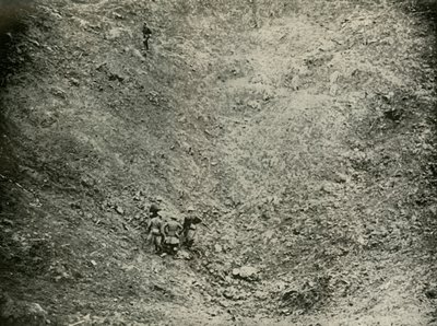 ए माइन क्रेटर इन हाई वुड, 1919। द्वारा अज्ञात