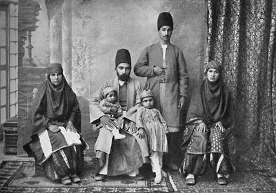 एक फारसी पारसी परिवार, 1902 द्वारा अज्ञात